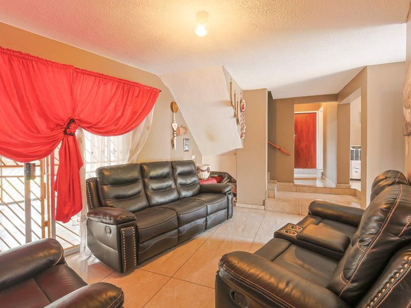 Spacious 3 Bedroom Family Home with Income-Generating Flatlets - Photo 3