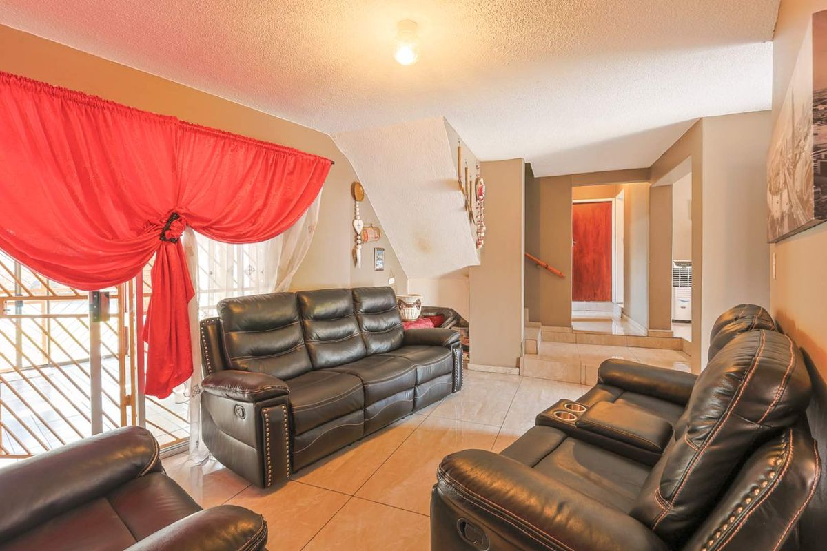 Spacious 3 Bedroom Family Home with Income-Generating Flatlets - Photo 3