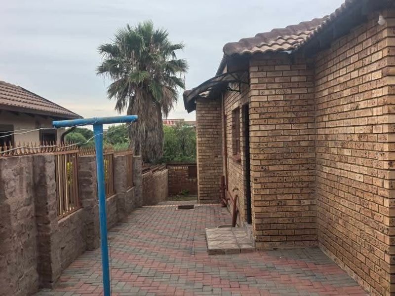 3 Bedroom House for Sale in Soshanguve SS - Photo 4