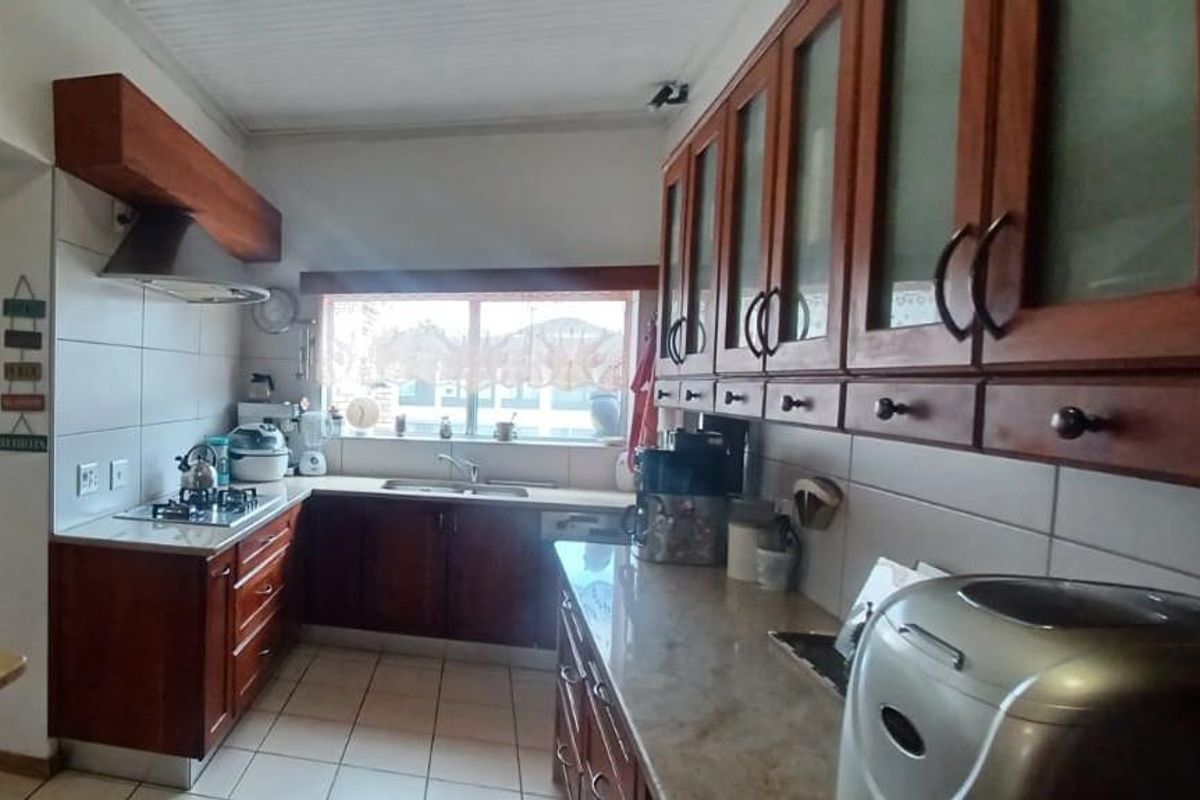 OLYMPIA - Versatile Family Home with Flat & Indoor Pool N$4 990 000 - Photo 5