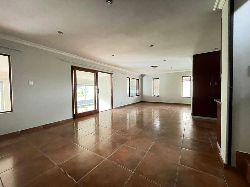 BEAUTIFUL FAMILY HOME FOR SALE IN AMBERFIELD RIDGE ESTATE!!! - Photo 2