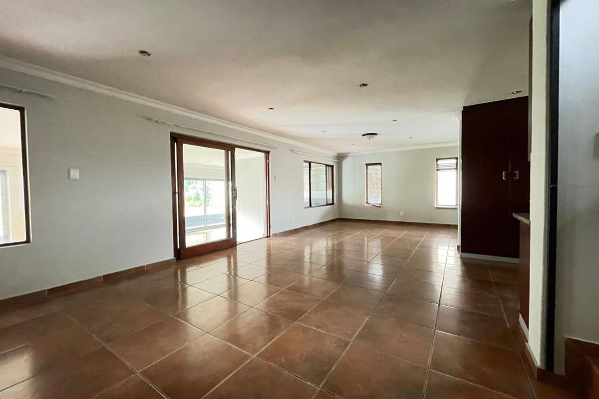 BEAUTIFUL FAMILY HOME FOR SALE IN AMBERFIELD RIDGE ESTATE!!! - Photo 2