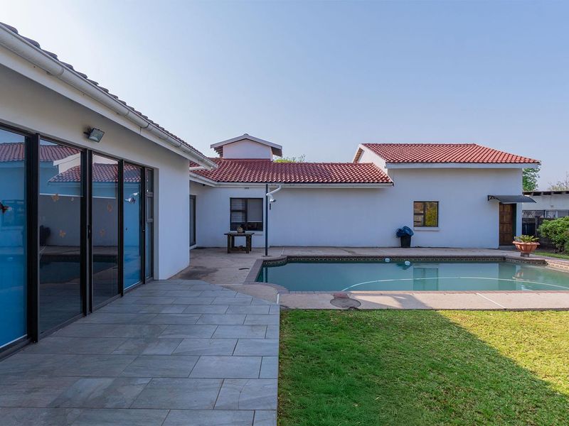 SPACIOUS FAMILY HOME IN ENCLOSURE - Photo 4