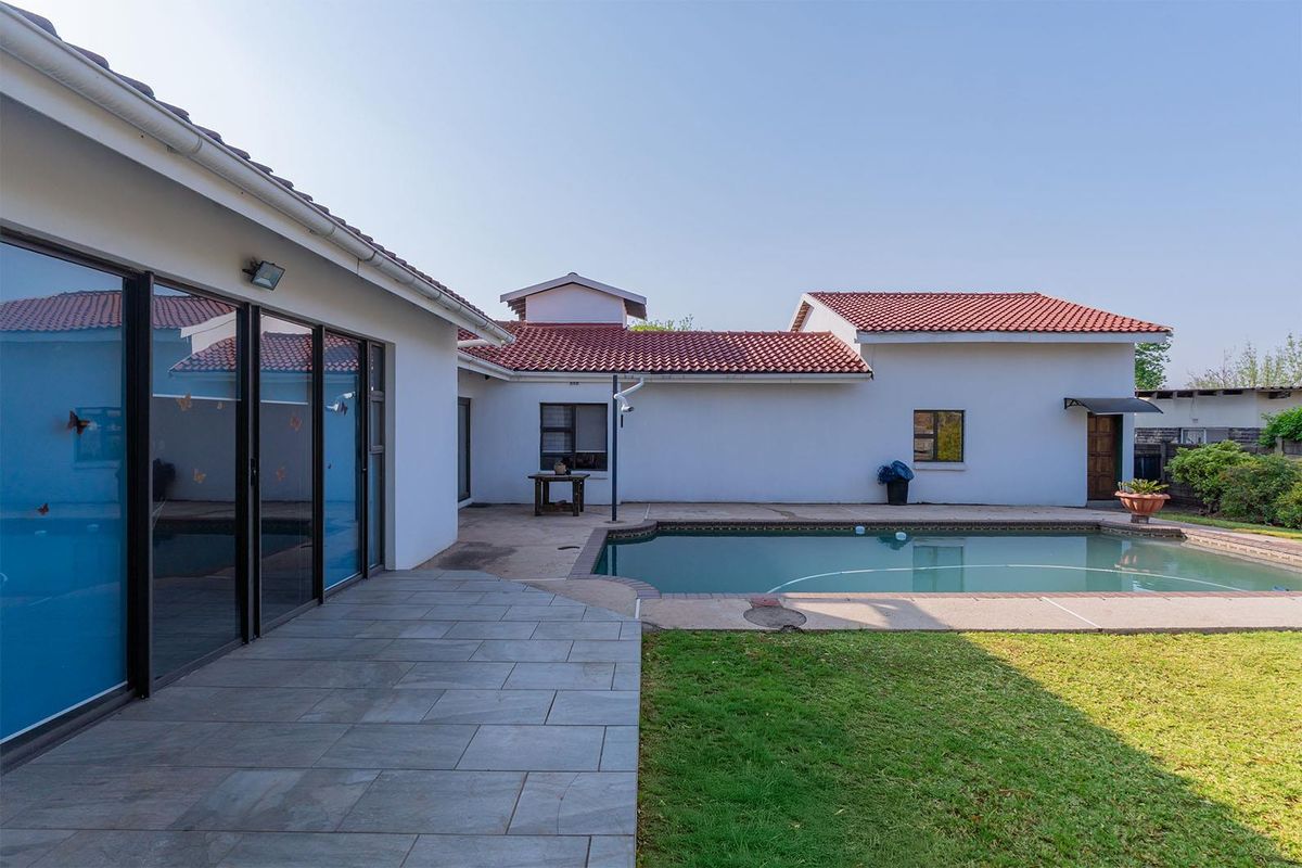 SPACIOUS FAMILY HOME IN ENCLOSURE - Photo 4