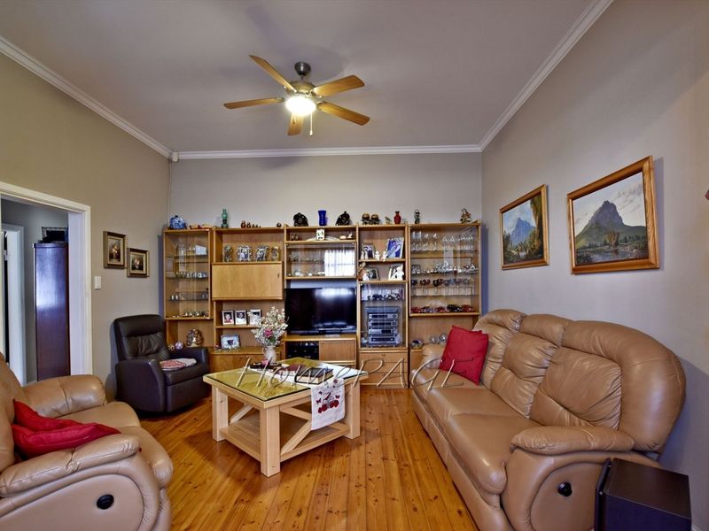 Central, Swakopmund:  EXTREMELY NEAT Home with 3 FLATS is for Sale - Photo 10