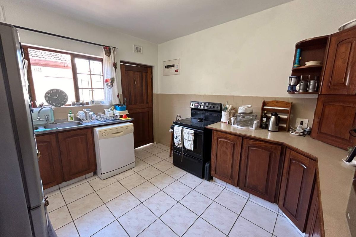 Walk to Westville Boys – Spacious 3-Bed Duplex with Private Garden & Real Family Flow - Photo 4