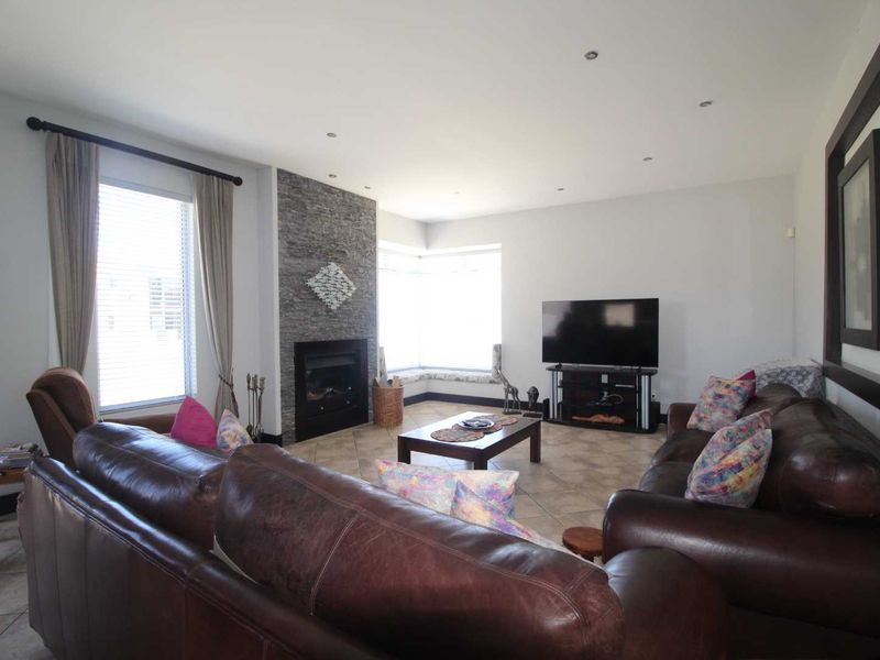 4 Bedroom Home with 2 Flats & Ocean Views Near Platz Am Meer Mall - Photo 9