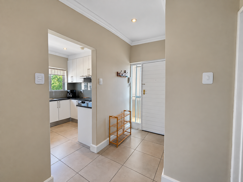 Renovated 1-bedroom apartment in the heart of Rosebank - Photo 2