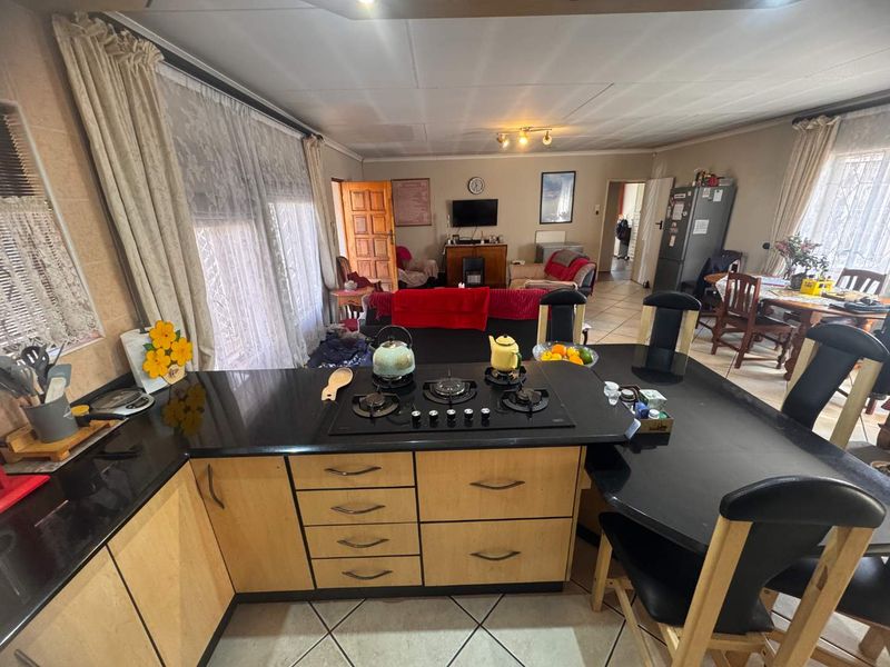 Large Family home with Flatlet for sale - Photo 3