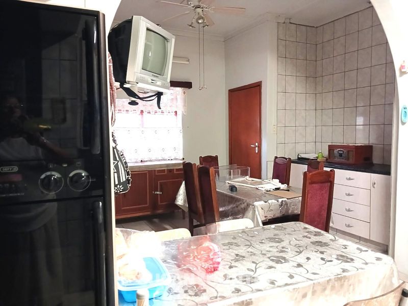 Lovely Family Home - Photo 6