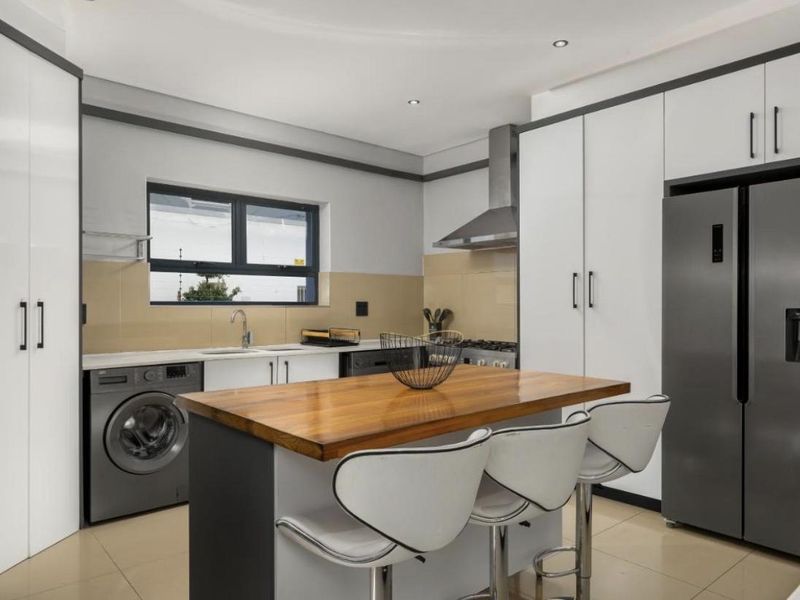 Luxury Two-Bedroom Retreat with Expansive Outdoor Deck in Sea Point - Photo 7