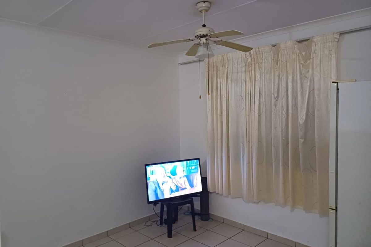 Charming 2-Bedroom Flat: In a Secure Complex - Photo 4