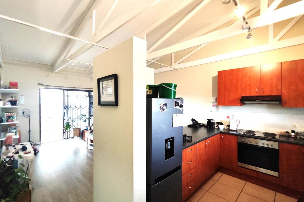 Neat 2 bedroom home in popular security complex - Photo 5