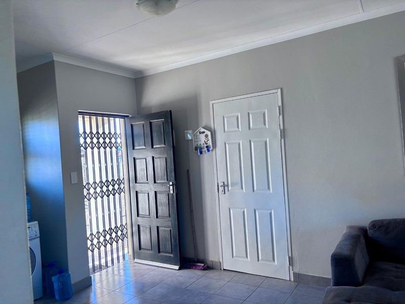 **Spacious 3-Bedroom with build in cupboards in secure community,with added seabreeze*** - Photo 5