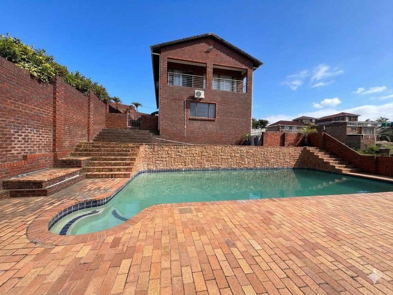 Elegant 4-Bedroom Double-Storey Home with Pool in Malvern - Photo 2