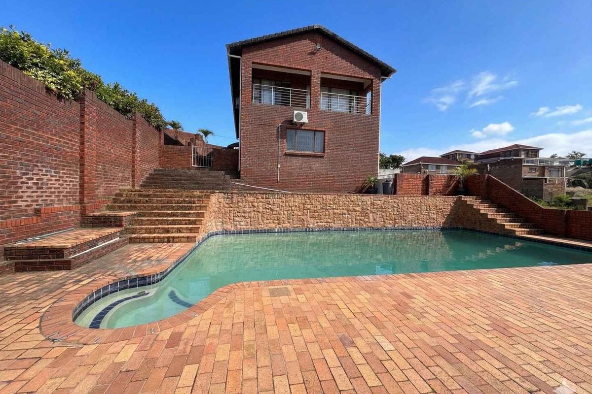 Elegant 4-Bedroom Double-Storey Home with Pool in Malvern - Photo 2