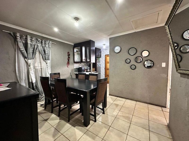Stunning fully walled property!!!! - Photo 7