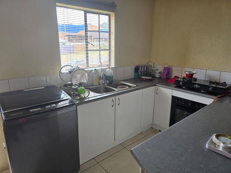 2 Bedroom Townhouse in Chloorkop - Photo 6