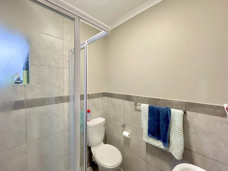 ***Modern 2 Bed & 2 Bath Apartment - Young Professional, Couples or Students - Walking distance -Tuks and Loftus and Next to Garden Court Hotel*** - Photo 8