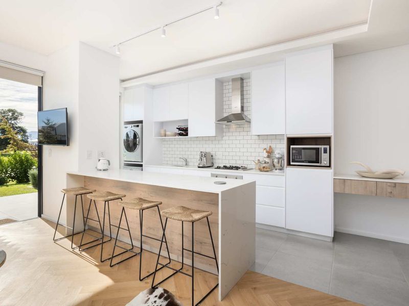 Elegant North-Facing Polo Pad on Val de Vie Estate - Photo 2