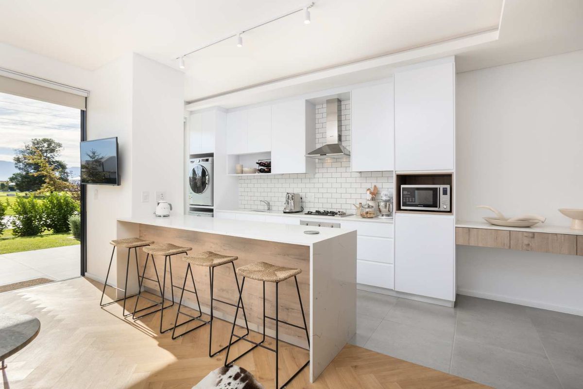 Elegant North-Facing Polo Pad on Val de Vie Estate - Photo 2