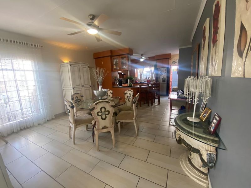 Three Bedroom House for Sale - Photo 6