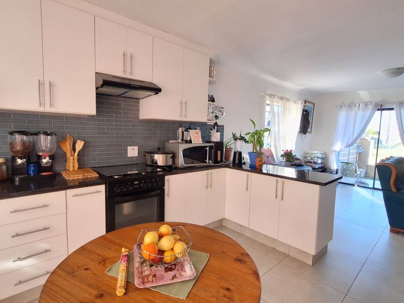 Charming 3 Bedroom Townhouse with Scenic Views for Sale Opposite Mossel Bay Golf Estate - Photo 3