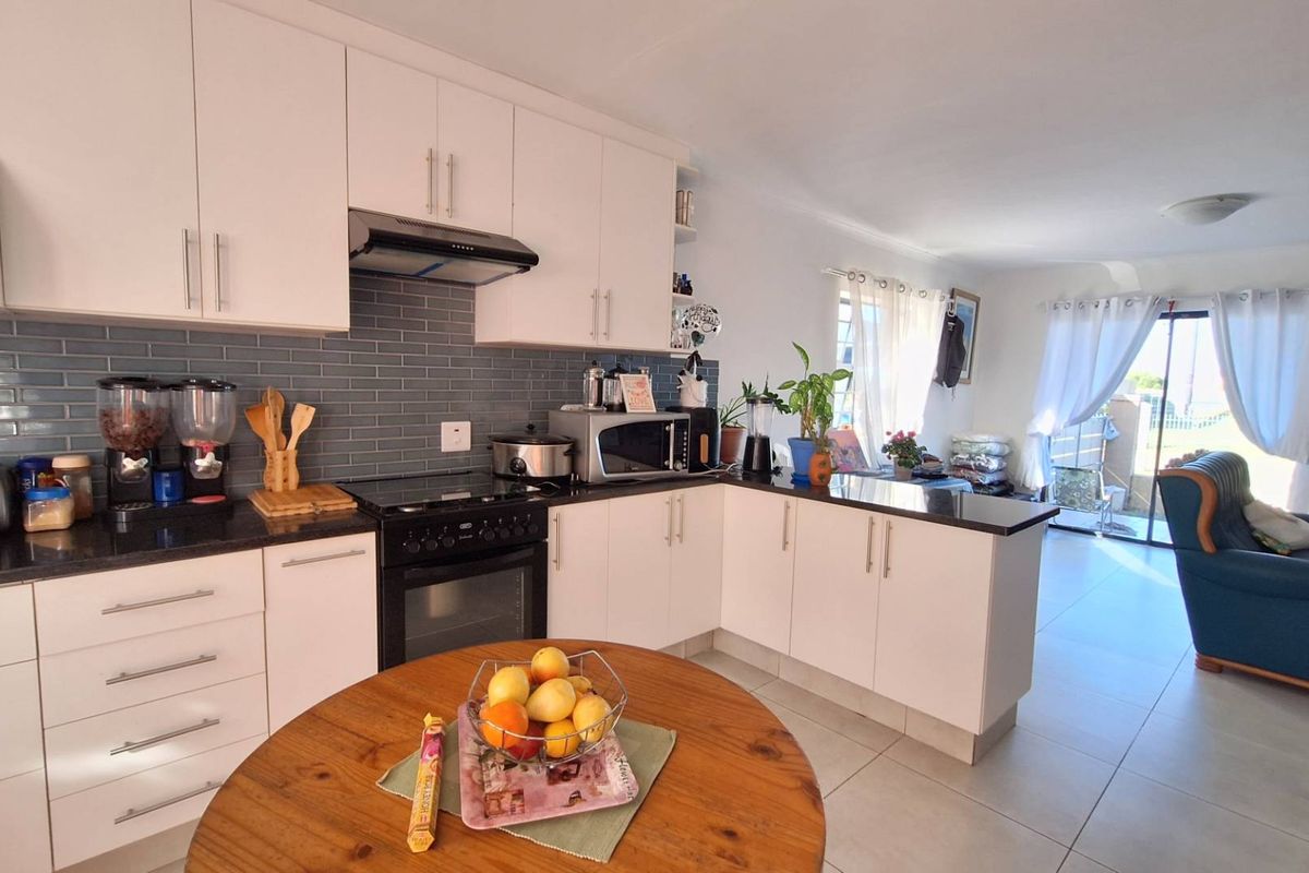 Charming 3 Bedroom Townhouse with Scenic Views for Sale Opposite Mossel Bay Golf Estate - Photo 3