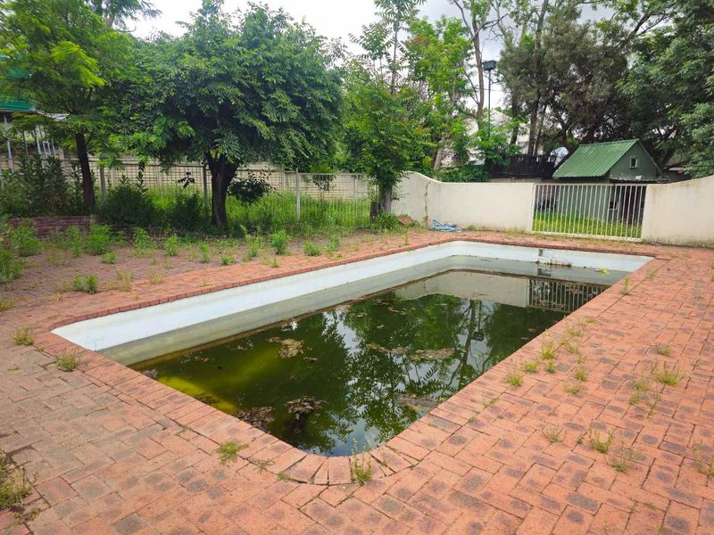 **Spacious 4-Bedroom Property with Immense Potential** - Photo 6