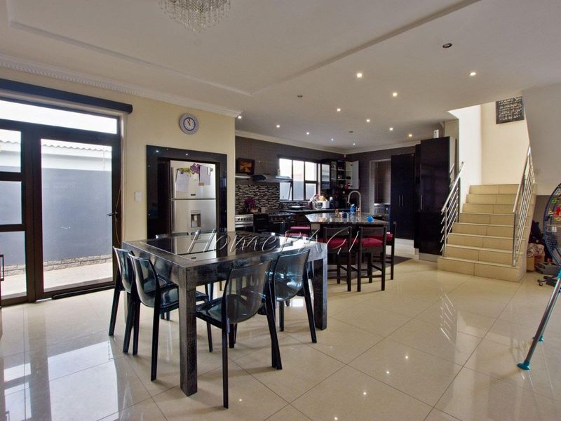 Fairway Estate, Walvis Bay:  Upmarket 5 Bedr Home is for Sale - Photo 6