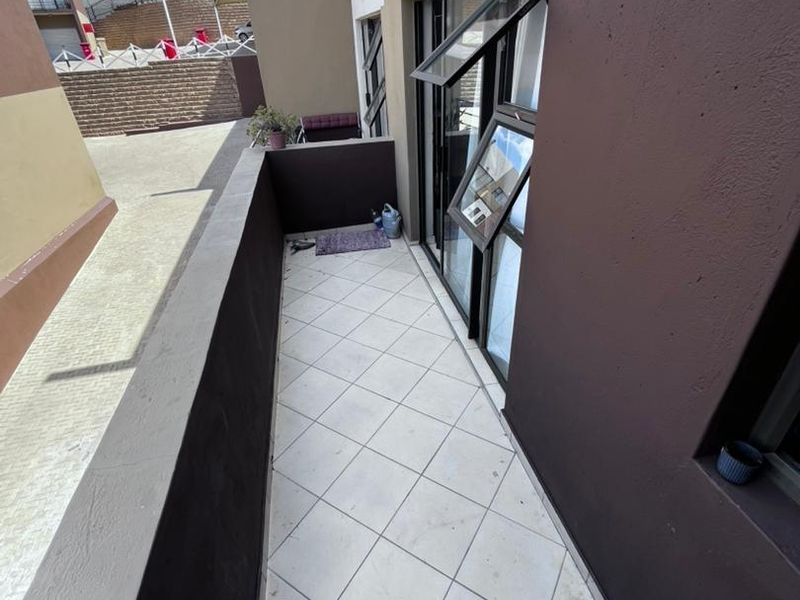 Spacious Corner Townhouse - Photo 4