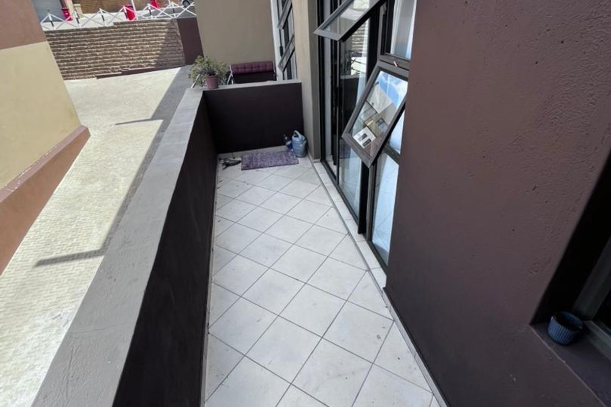 Spacious Corner Townhouse - Photo 4