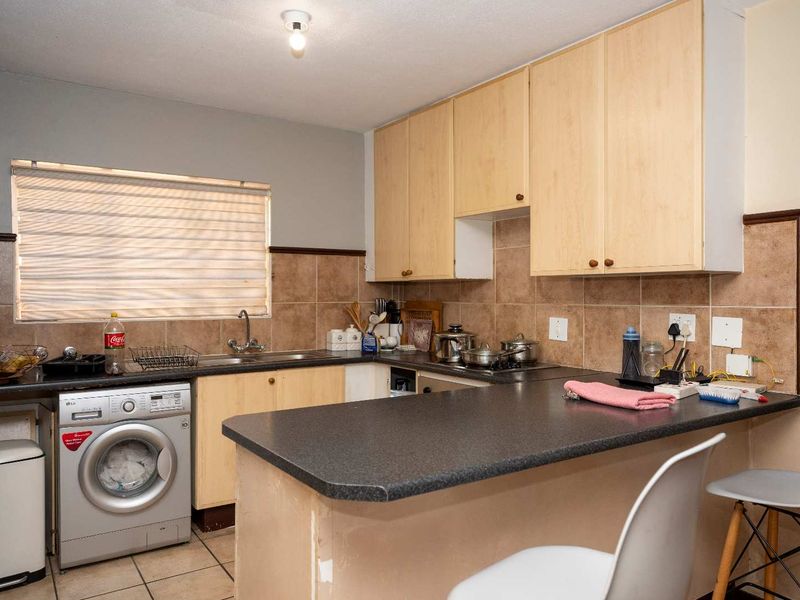 Ground-Floor 3-Bedroom Unit with Private Garden - Photo 5