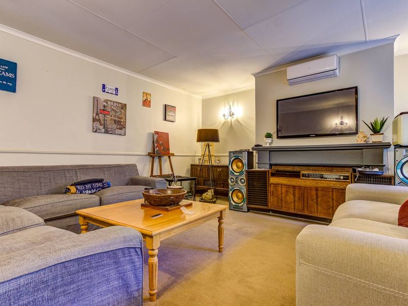 3 Bedroom freestanding secure Townhouse in Van Riebeeck Park - Photo 7