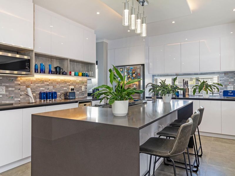Stunning Architecturally Designed Family Home – A True Entertainer’s Dream in Sought after Sandown - Photo 6