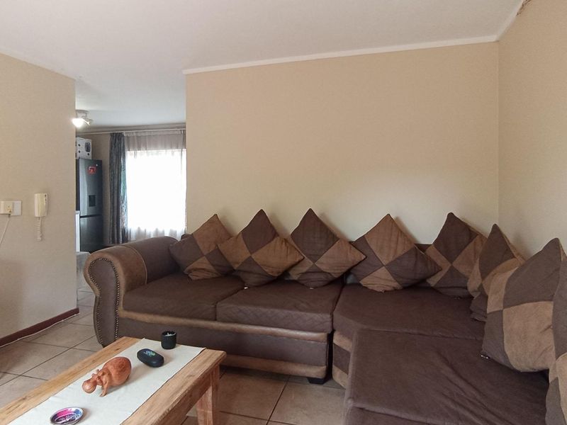 THE REEDS - 2 BEDROOM - 2 LIVING AREAS - Photo 7