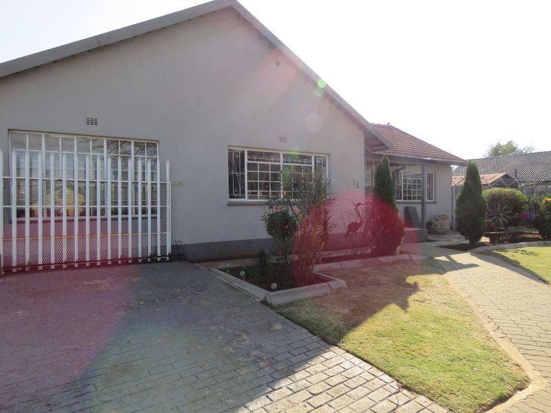 Spacious Family Home with a Separate 2-Bedroom Flatlet - Photo 1