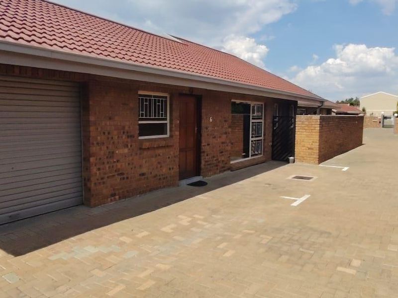 Absolute stunning facebrick 2 bedroom unit with lockup garage . Magnificient established garden and  koi pond. - Photo 8