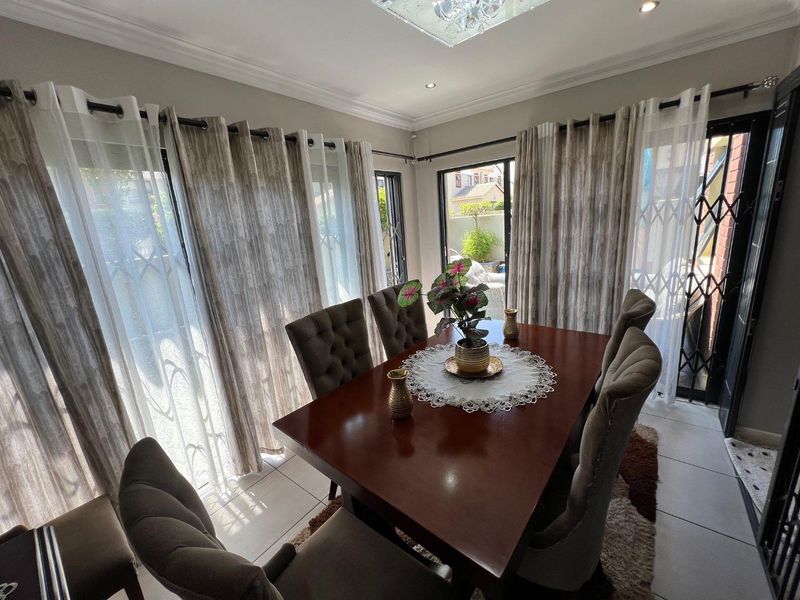 Delightful Semi-Detached Townhouse in a Sought-After Location - Photo 10