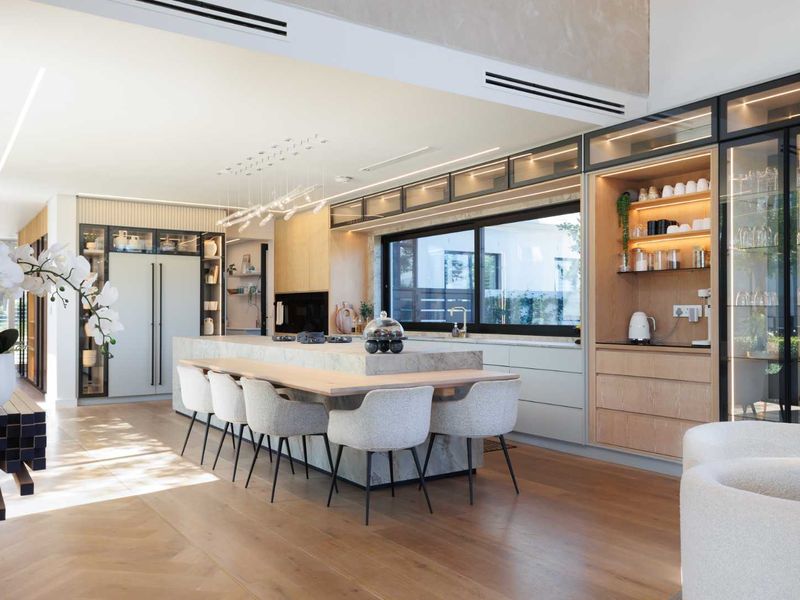 A Signature Seven-bedroom Family Home with Exceptional Craftsmanship on Val de Vie Estate - Photo 10