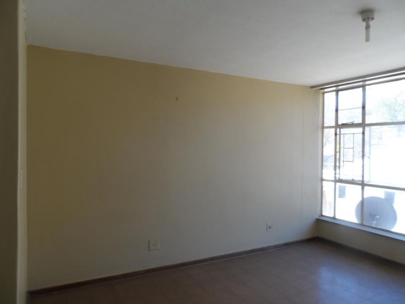 A BACHELOR FLAT TO RENT IN SUNNYSIDE - Photo 3