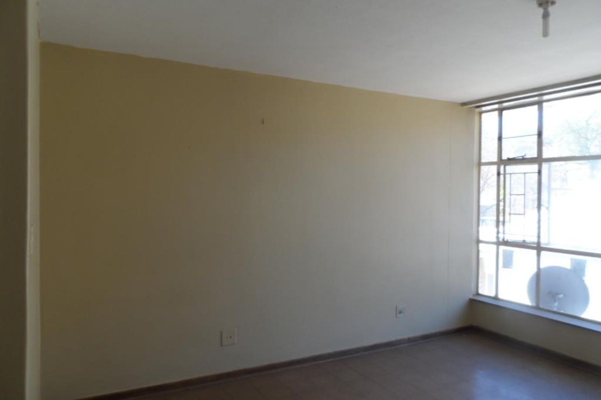 A BACHELOR FLAT TO RENT IN SUNNYSIDE - Photo 3