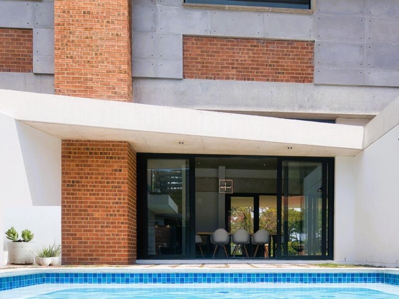 CONTEMPORARY RESIDENTIAL HOME - Photo 3