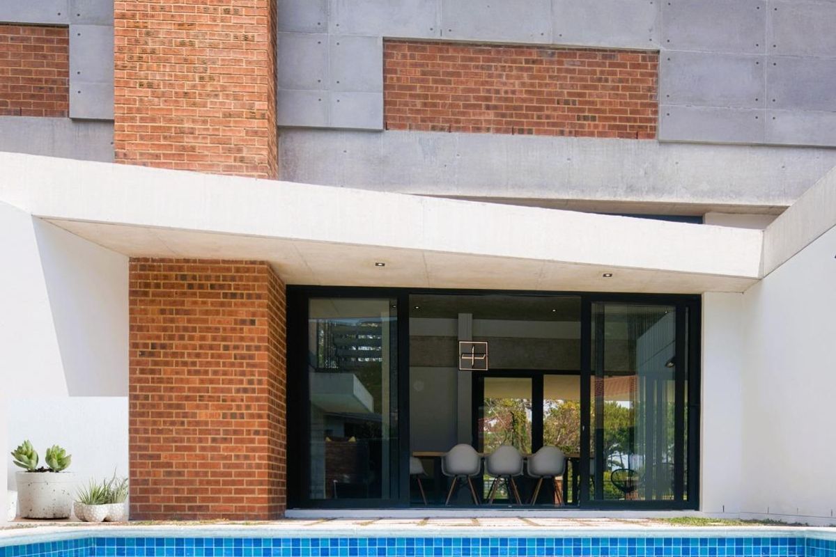CONTEMPORARY RESIDENTIAL HOME - Photo 3