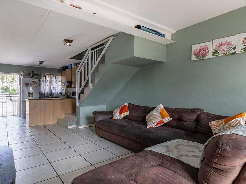 Neat Duplex Apartment with Balcony - Photo 4