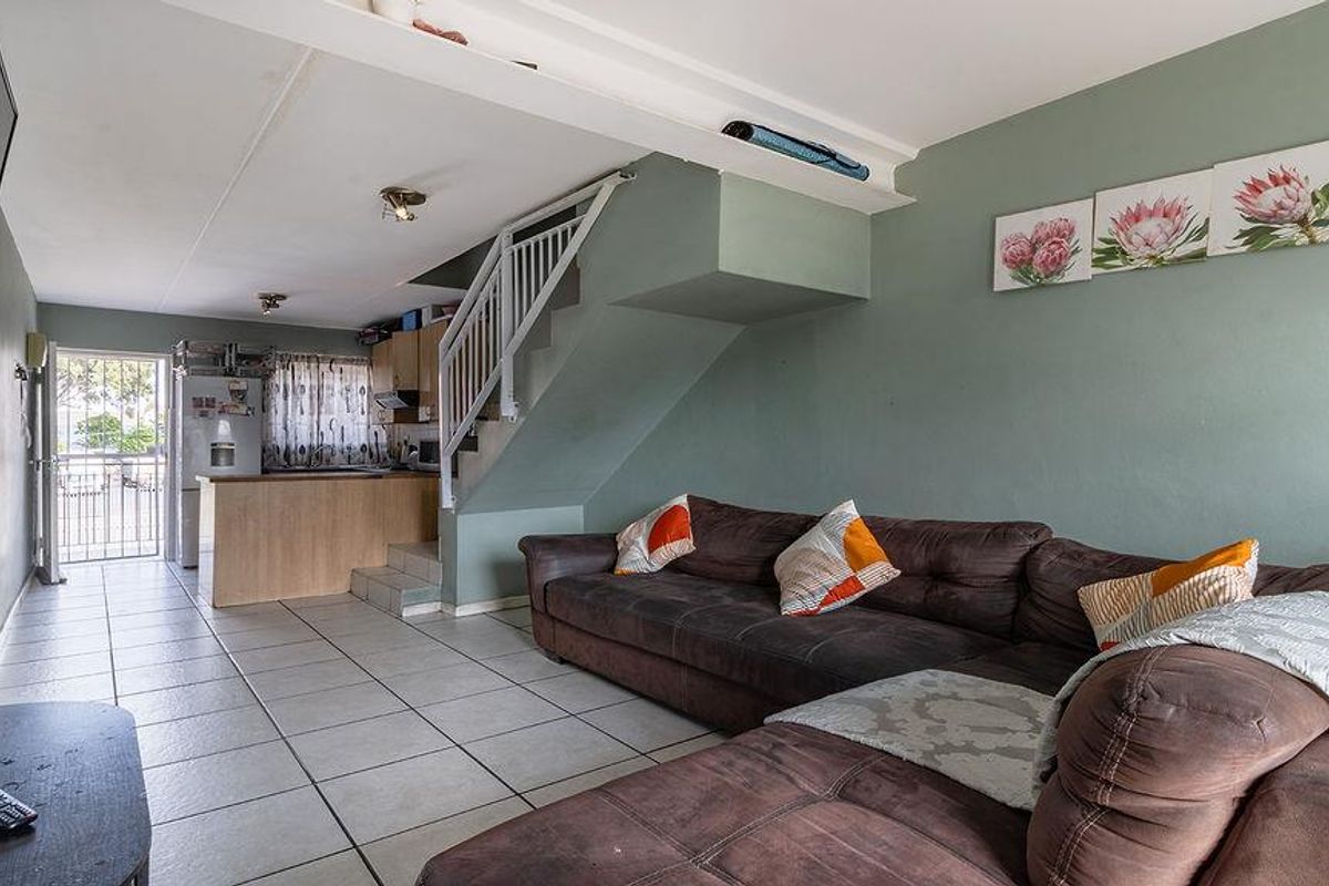 Neat Duplex Apartment with Balcony - Photo 4