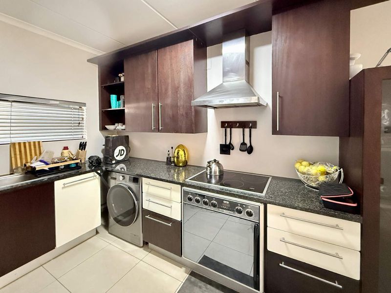 Modern 2-Bedroom Apartment in Atholl - Photo 4