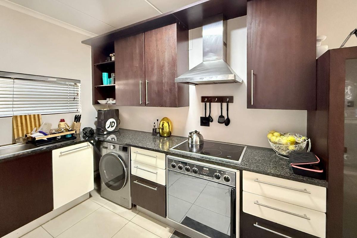 Modern 2-Bedroom Apartment in Atholl - Photo 4