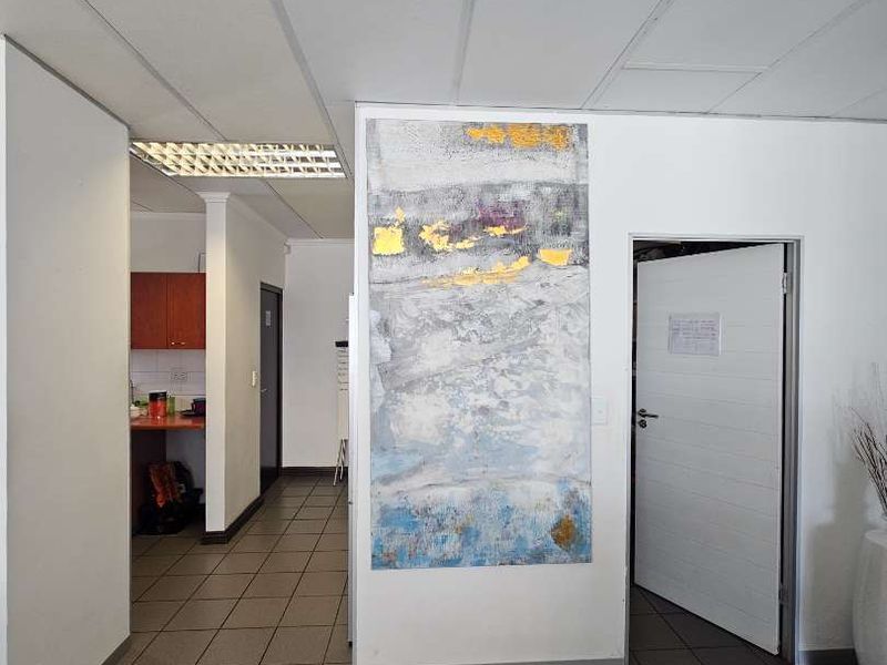 Modern 100m2 Office for Sale in Southern Industrial! - Photo 6