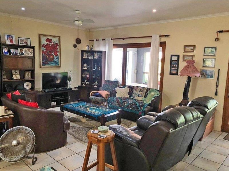 Escape city life to a coastal gem nestled in lush greenery on the KZN South Coast - Photo 4